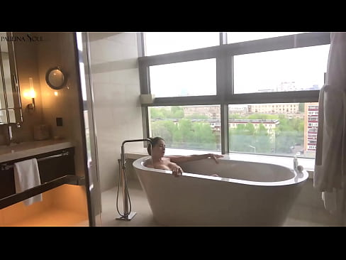 ❤️ 巨大的宝贝 激情地在浴室里撸起了她的阴部 ️ Porno