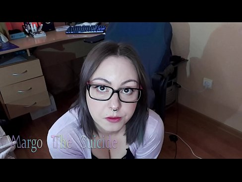 ❤️ 性感的眼镜女孩在镜头前深深地吸吮假阳具 ️ Porno